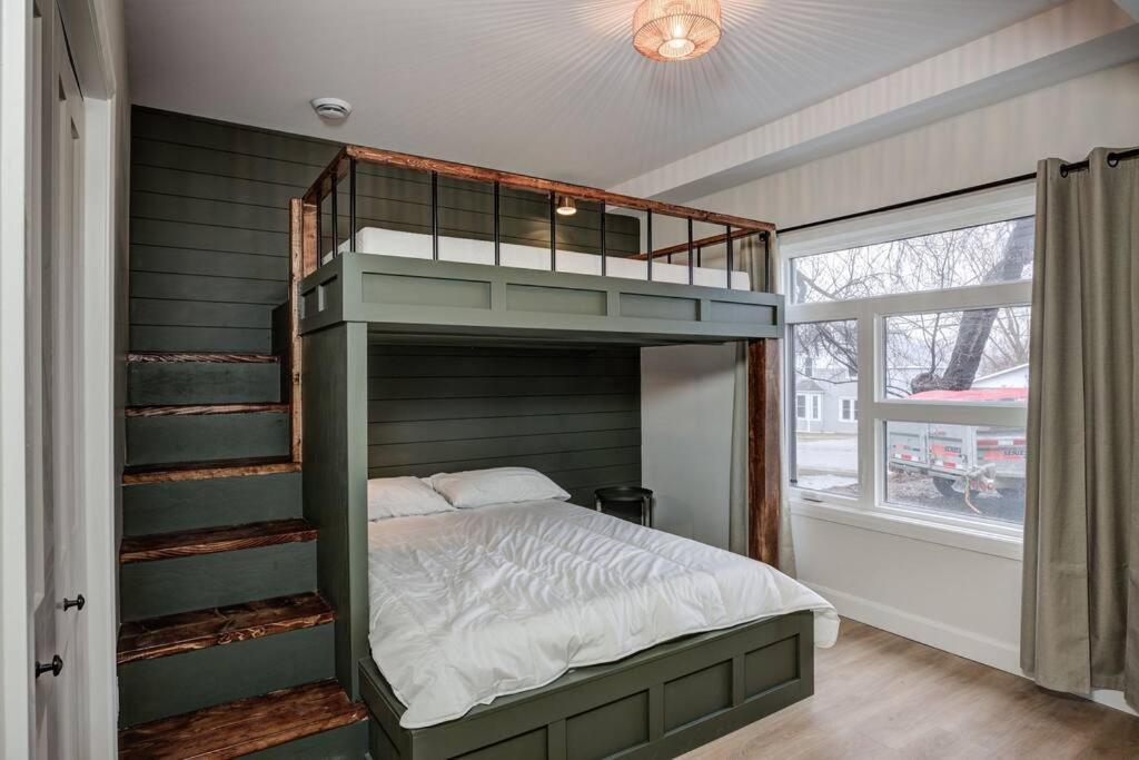 Chic Suite By Westlynn Little Current Exterior photo