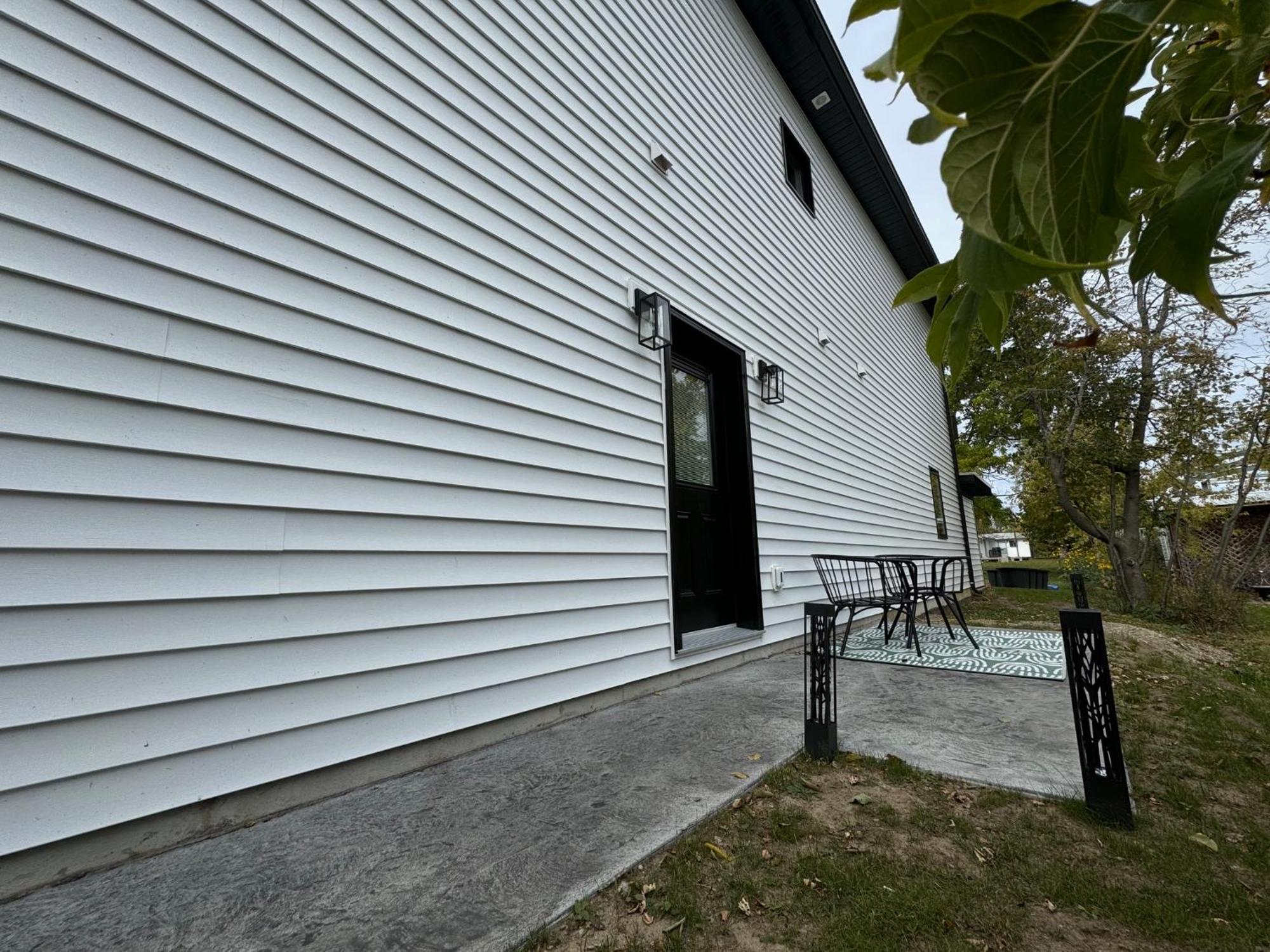 Chic Suite By Westlynn Little Current Exterior photo