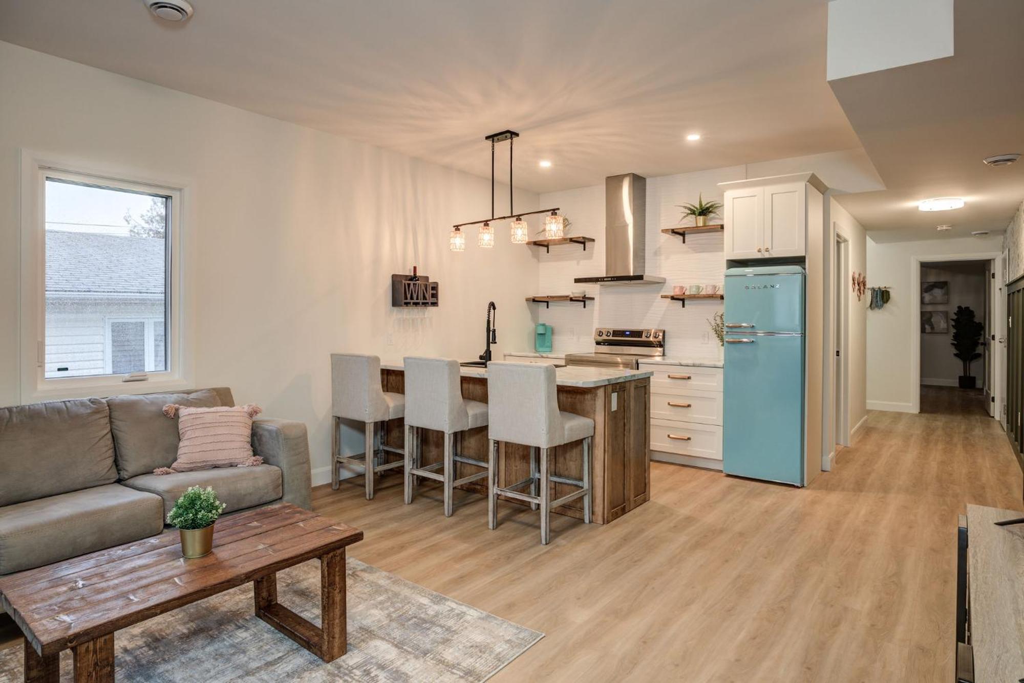 Chic Suite By Westlynn Little Current Exterior photo